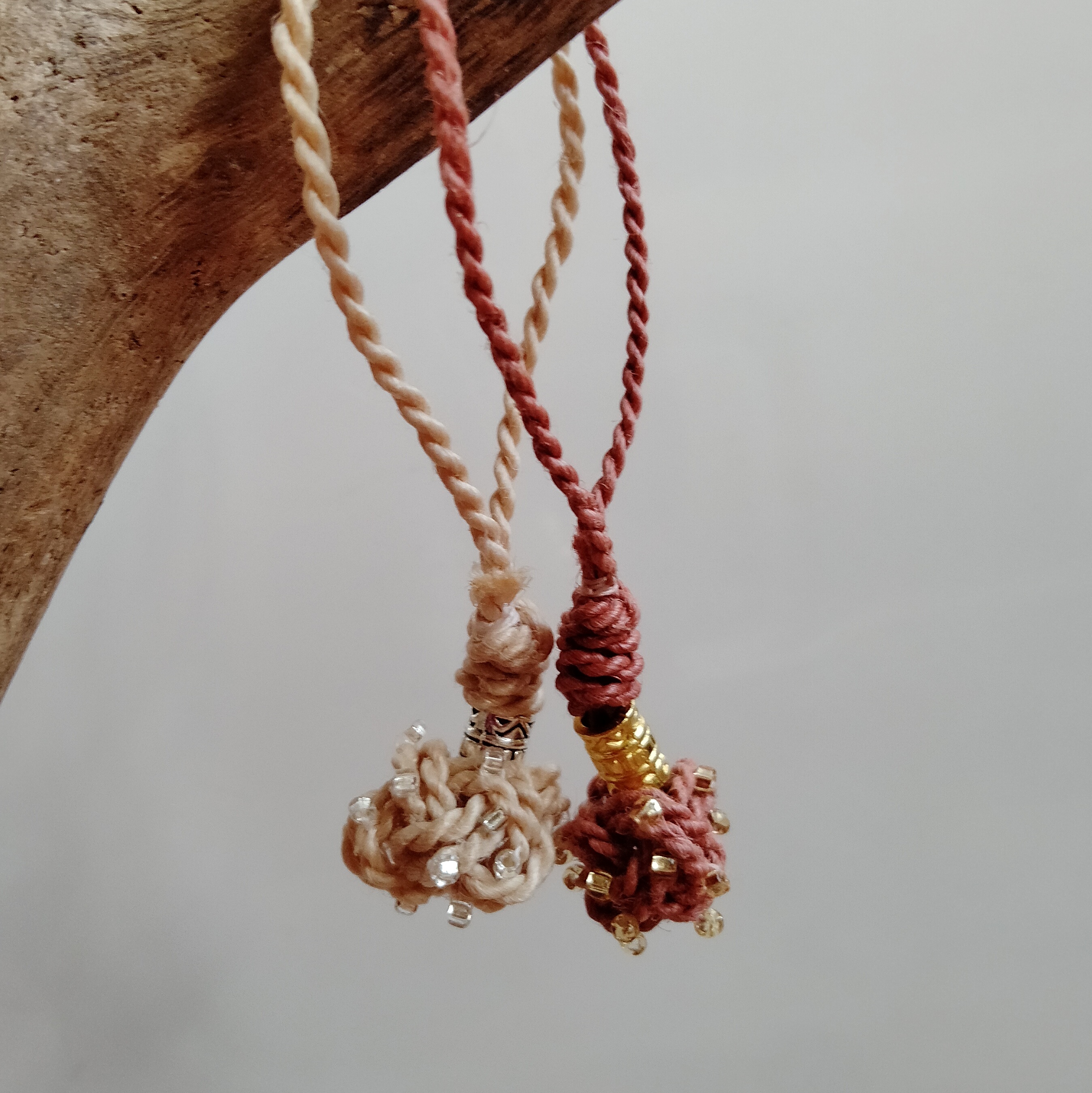 精麻の淡路玉ペアストラップ◎ベンガラ染め紅白縁結びお守りキーホルダービーズ刺繍ゴールド&シルバー
