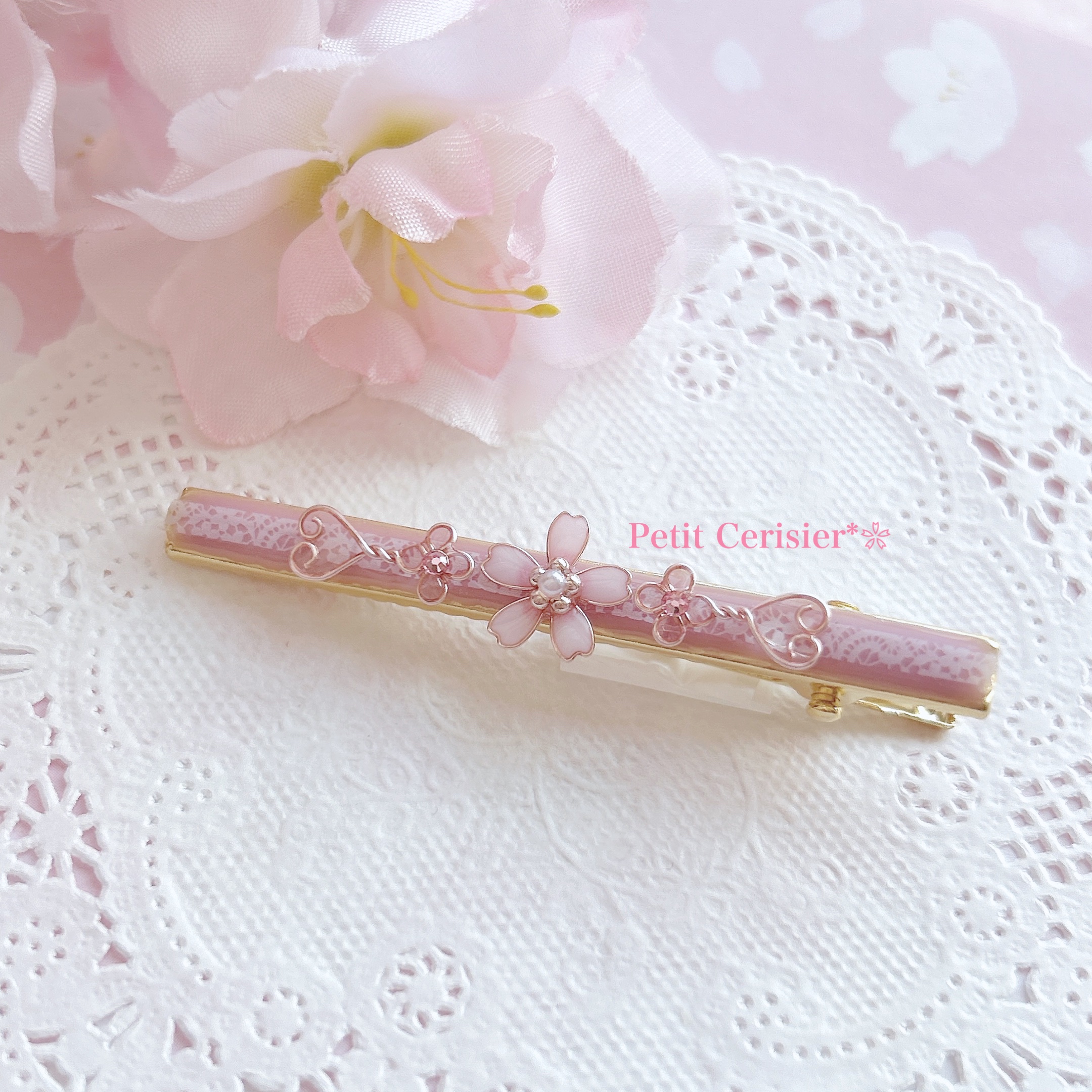 桜とレース模様のヘアクリップ･❀.｡🌸*･