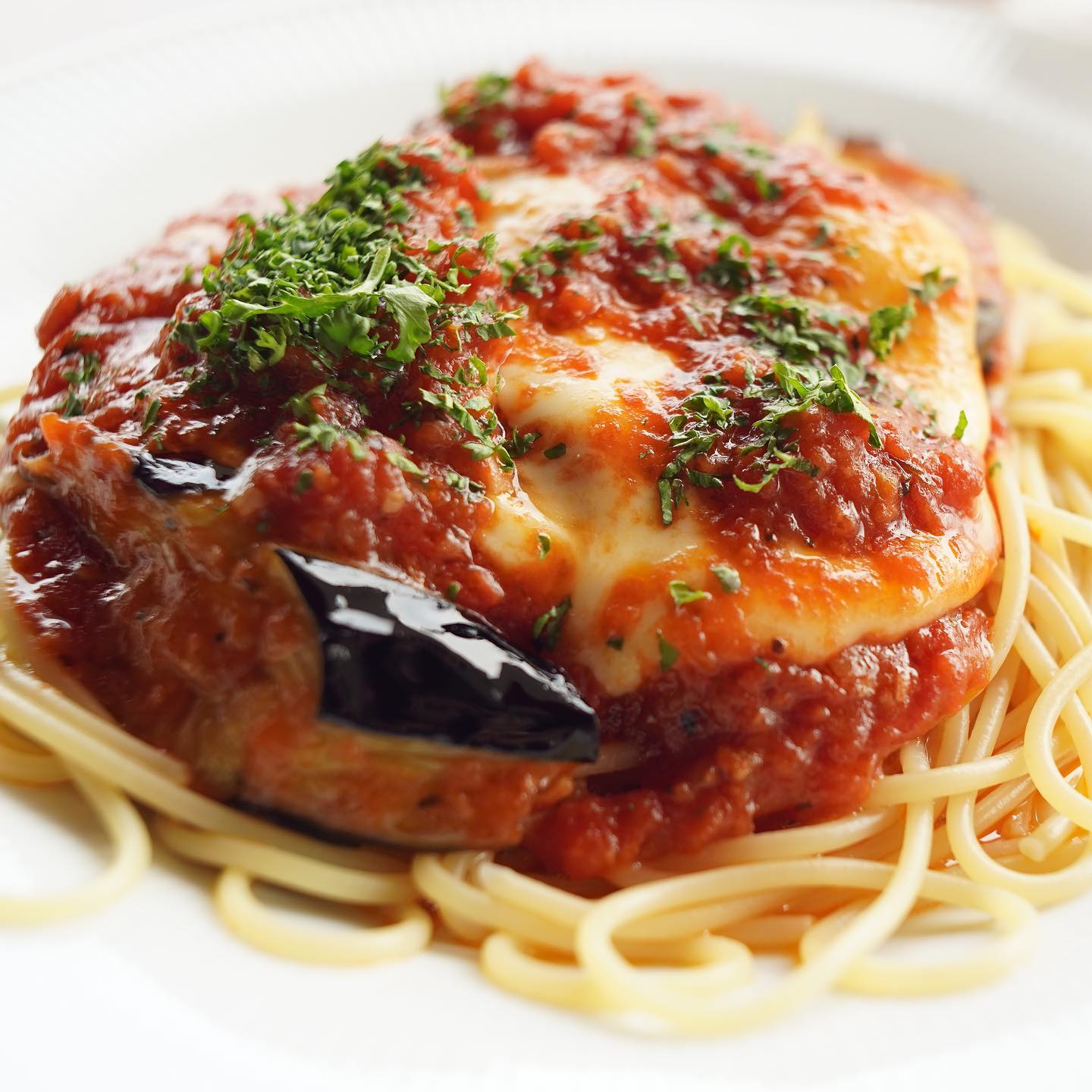ナスとベーコンとモッツァレラチーズのトマトソースのパスタ