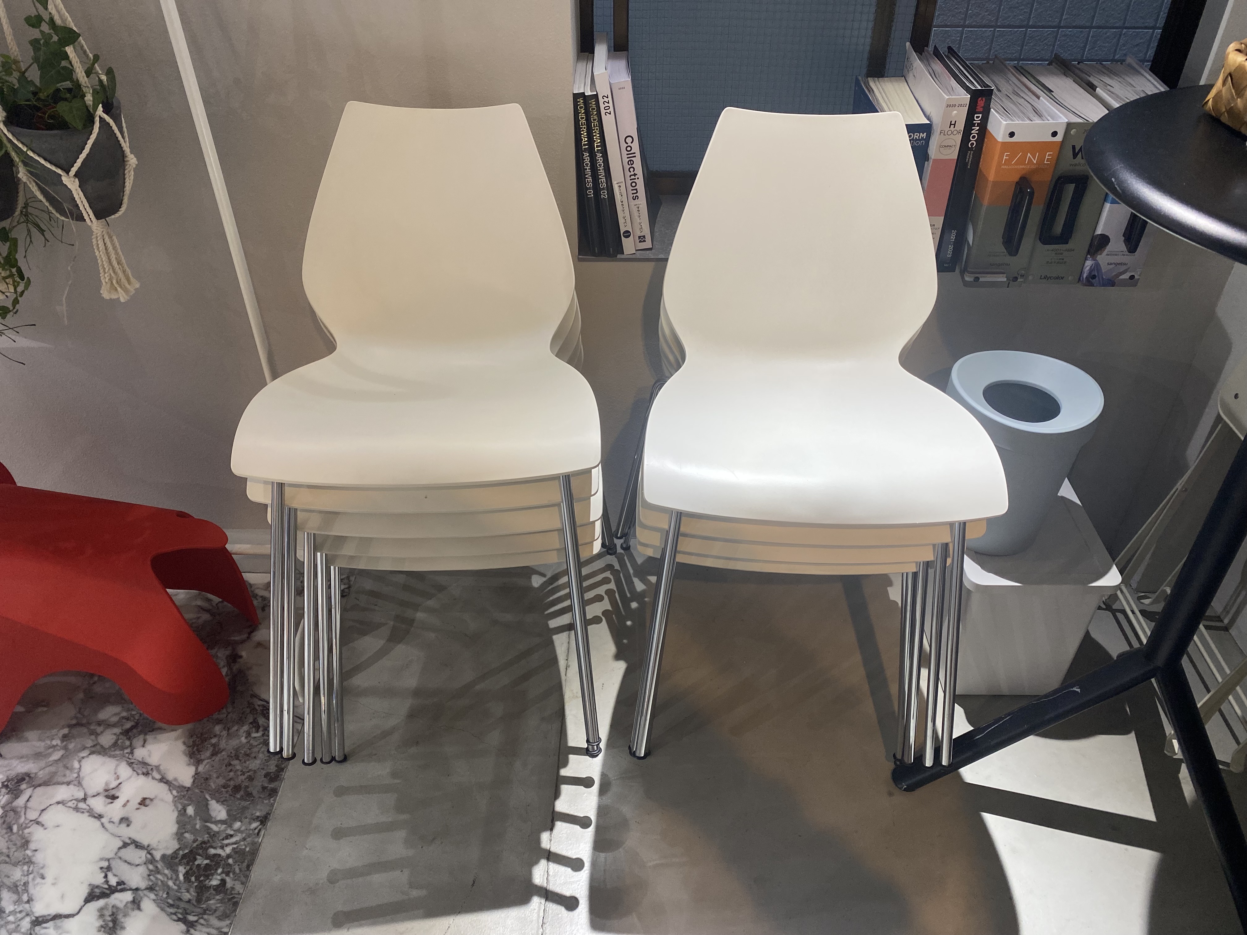 Kartell社『MAUI』ホワイト＆ペールブルー出品しました！