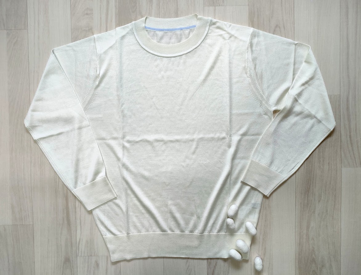 東京は、汗ばむ程暖かったり寒かったりで着る服に悩むけどシルクのニットなら最適化もの巻