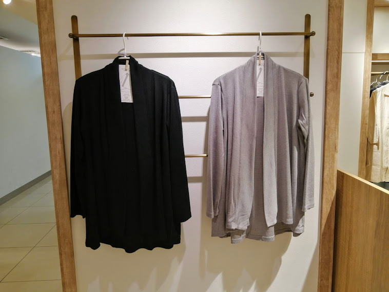 暑いですねー　シルクって涼しくて温かいんです。