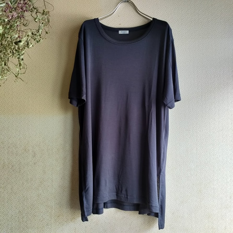 シックなカラーの チュニックTシャツ 初秋の着こなしにピッタリの巻
