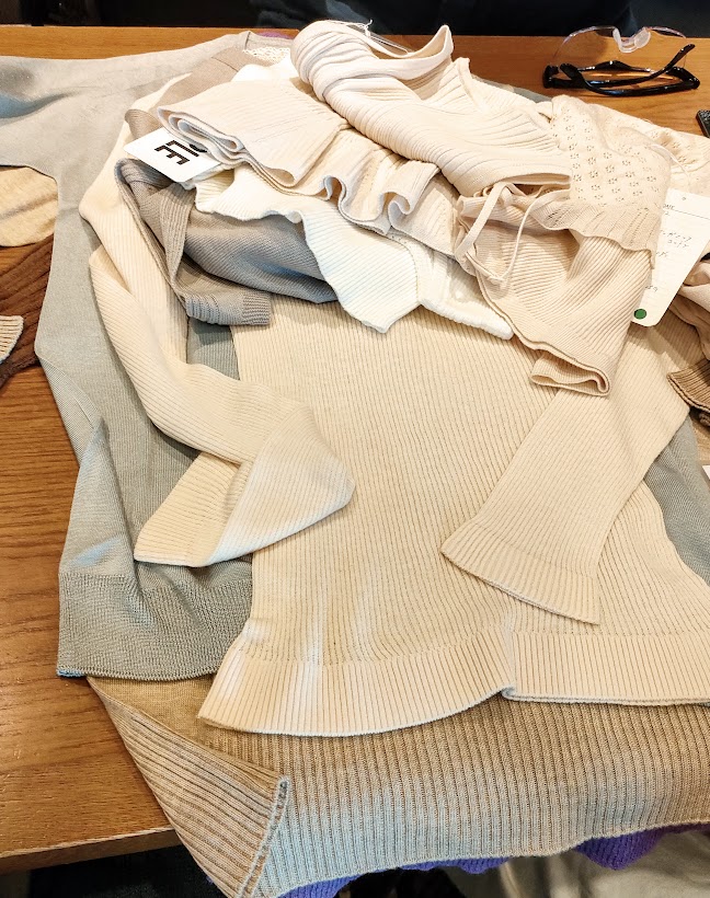 ホールガーメントの工場さんと打ち合わせしたんだ。