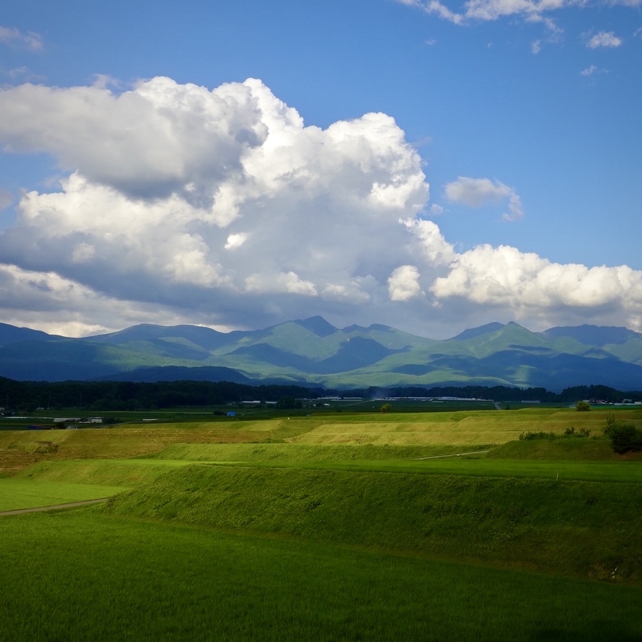 山肌に雲が落とす影