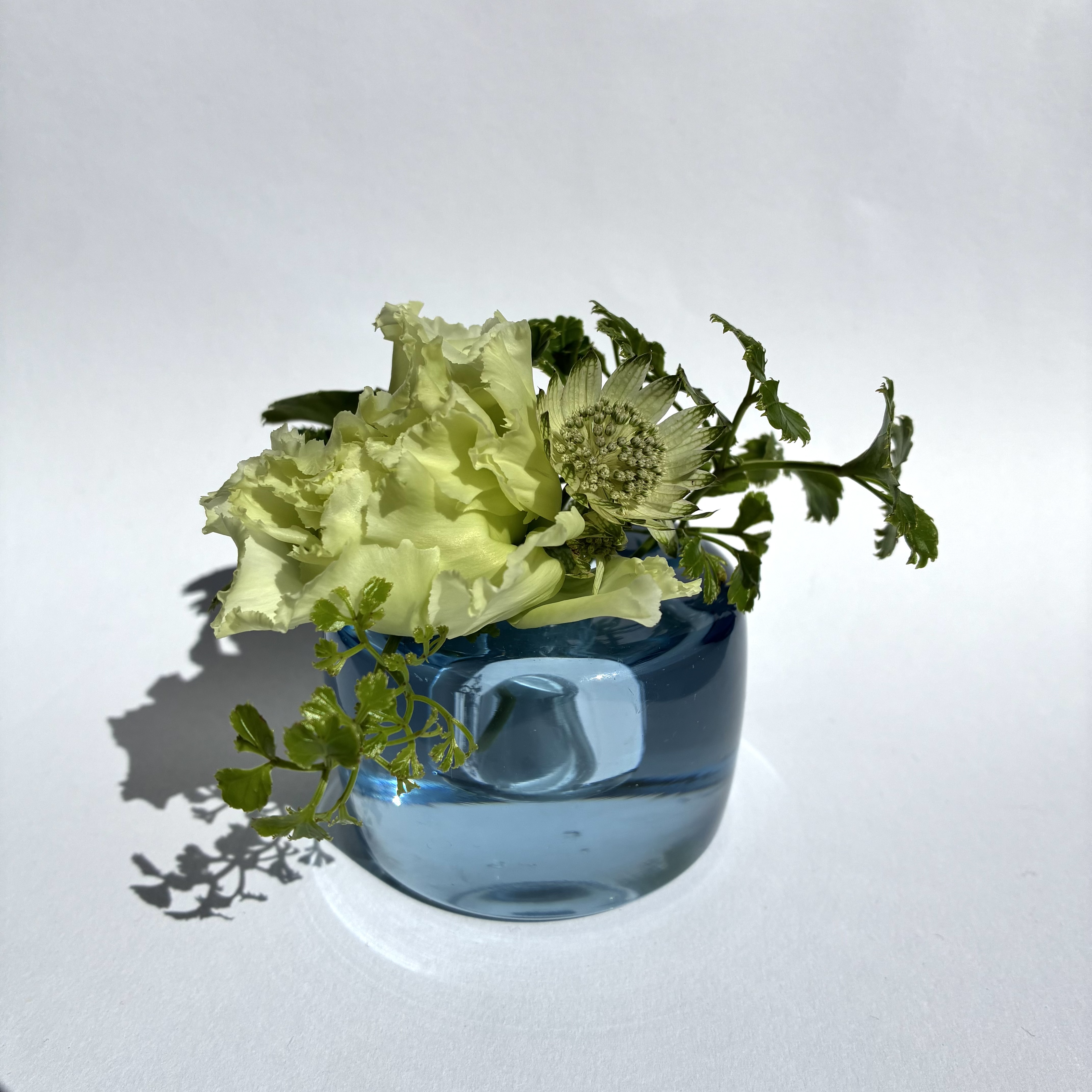 ミニマル装花 × 北欧キャンドルホルダーがくれる、小さな幸せ