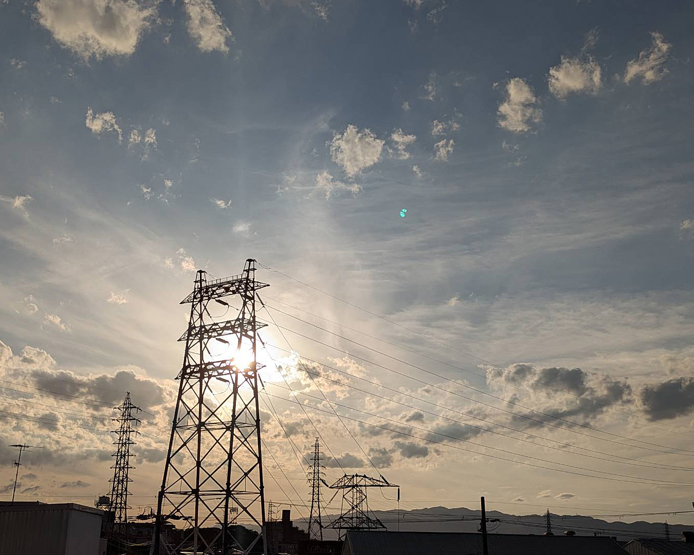会社の窓から見た六甲山