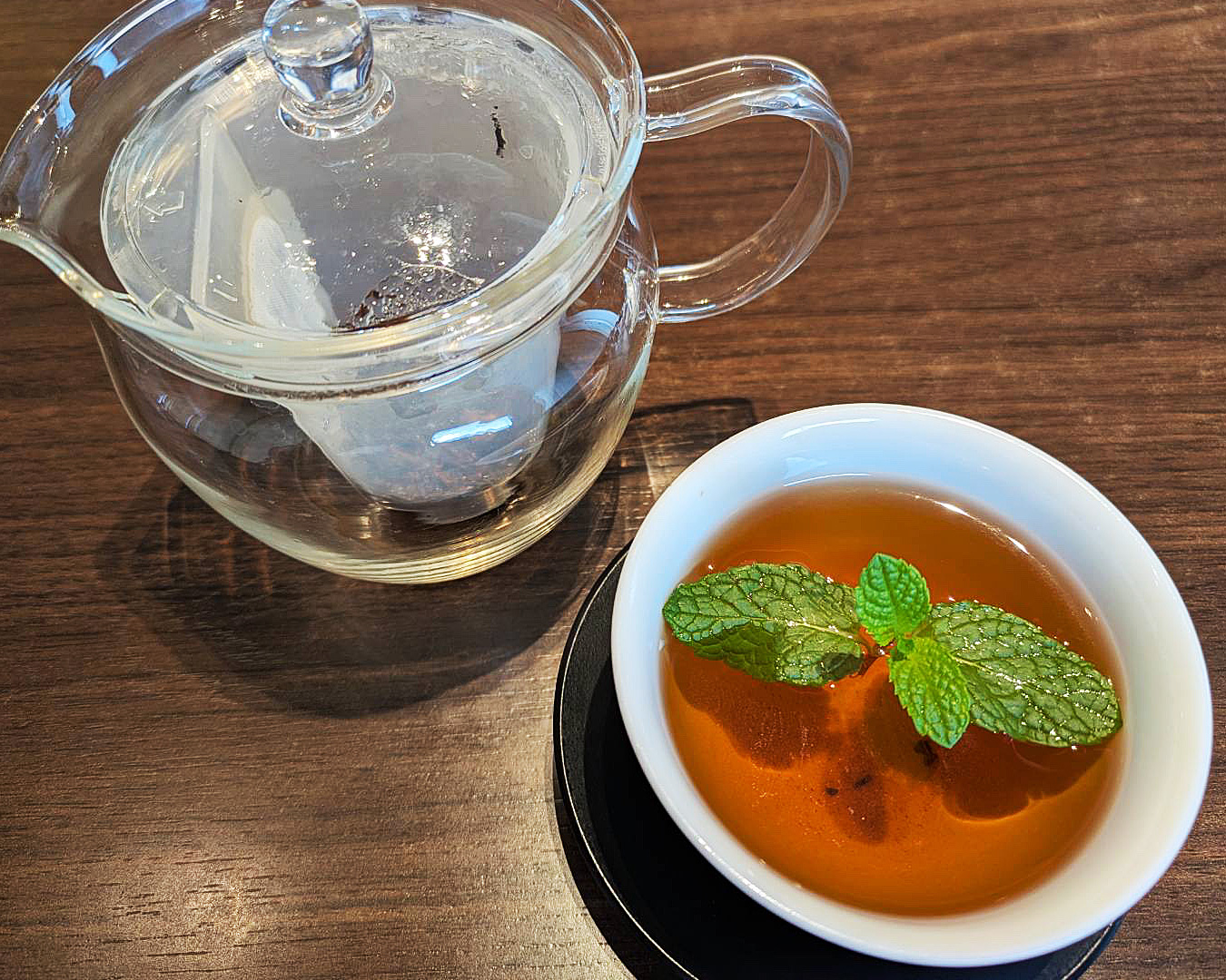 温かいお茶にミントを浮かべて、、、