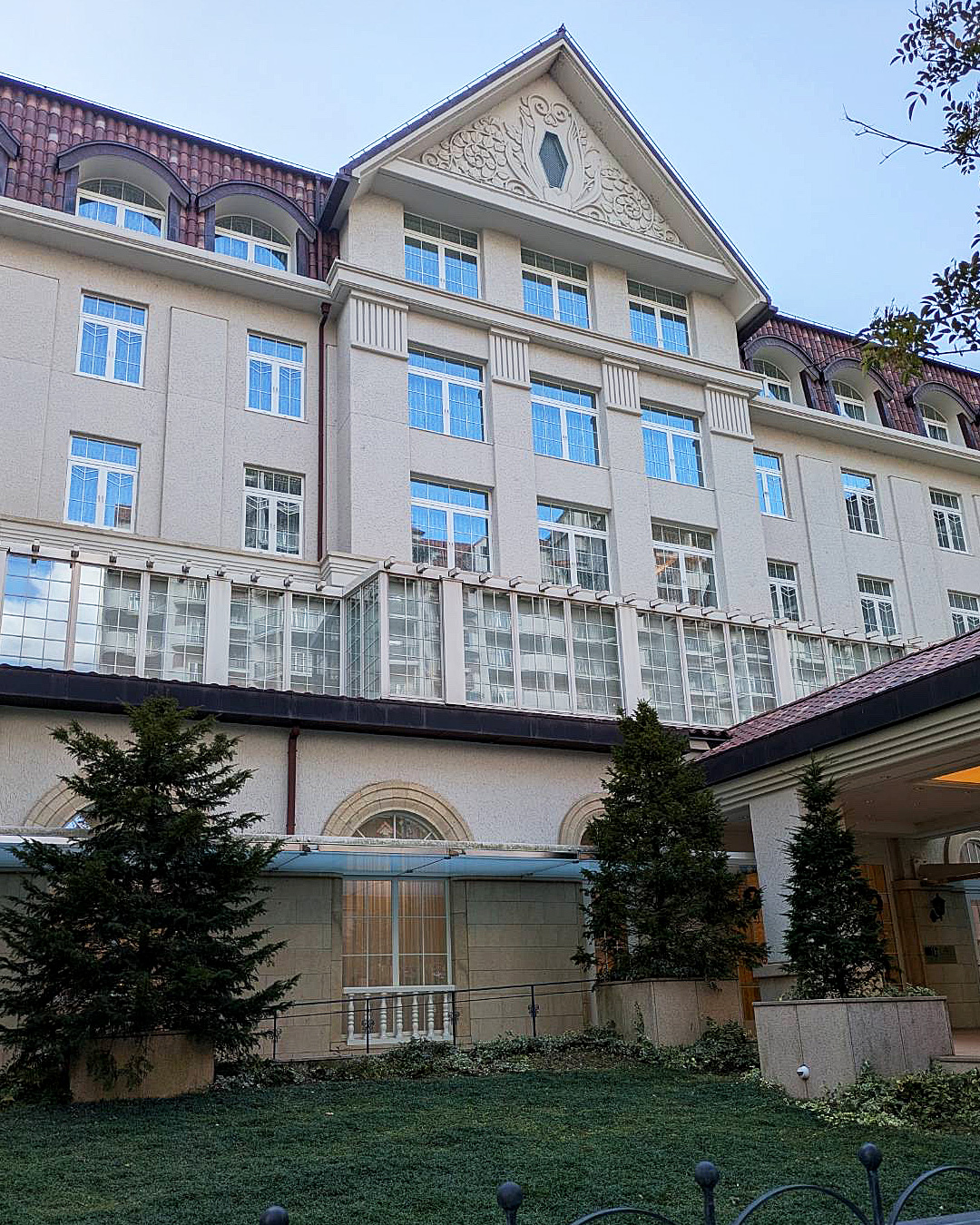 今年もロビーに大きなクリスマス・ツリーが❗