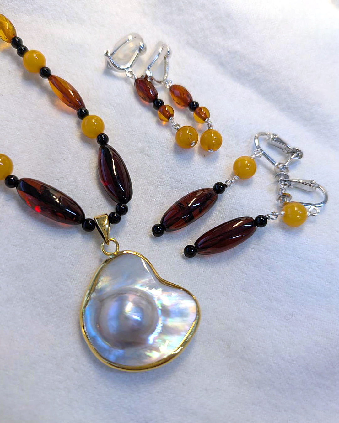 琥珀のネックレスとイヤリング
