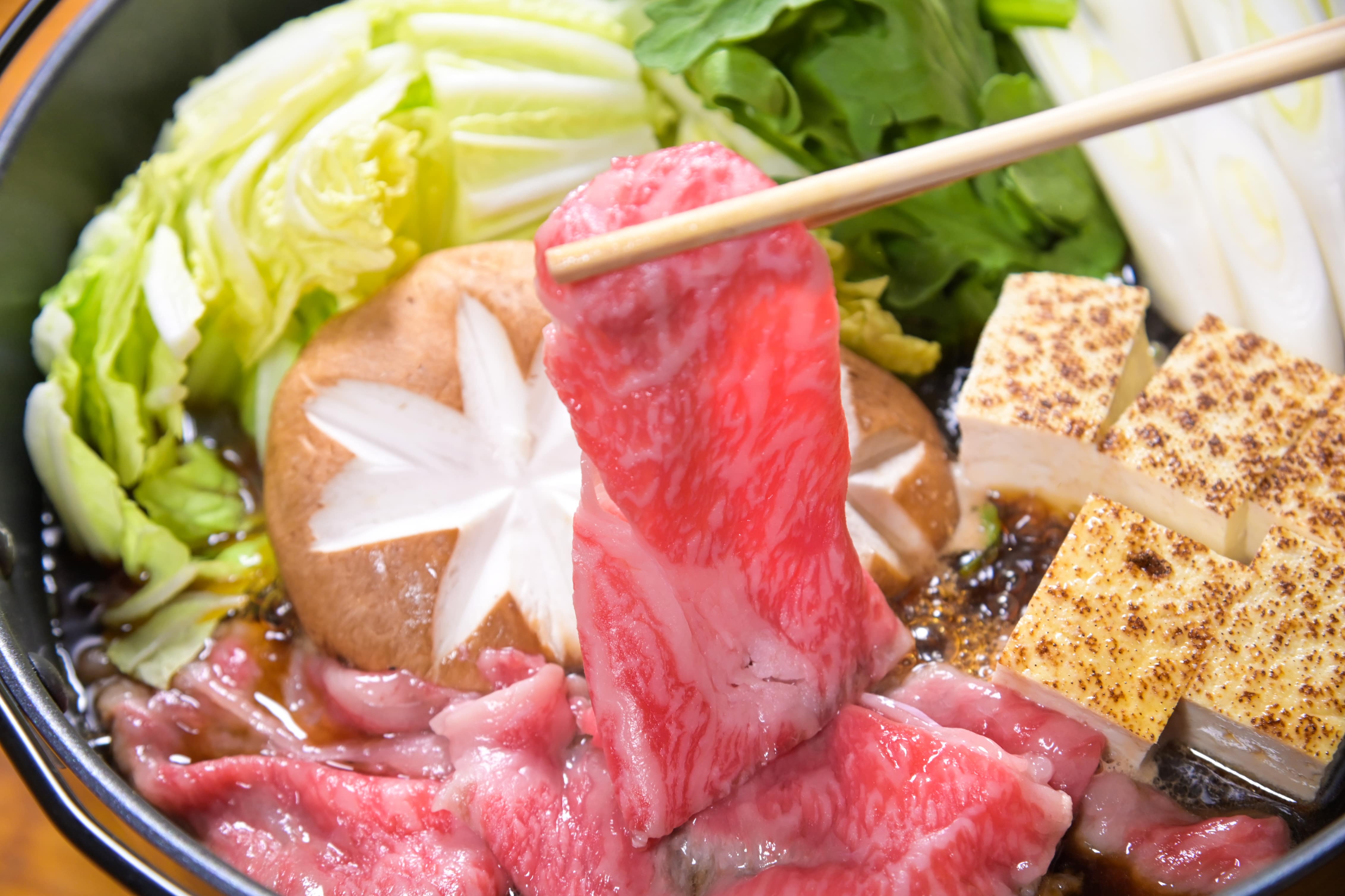 日本三大和牛のひとつである近江牛は、約400年の歴史から日本最古の和牛とも言われ芳醇な味をご賞味あれ