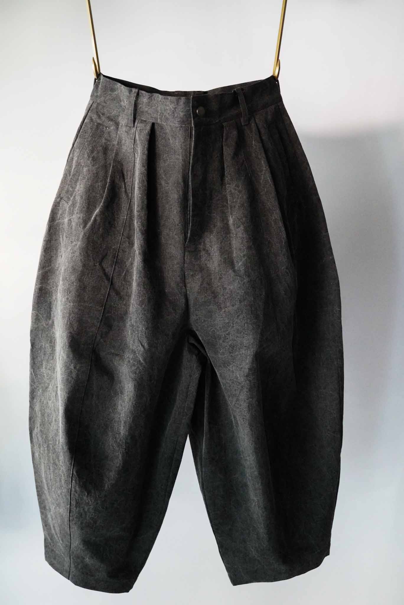 岩みたいな表情のパンツ