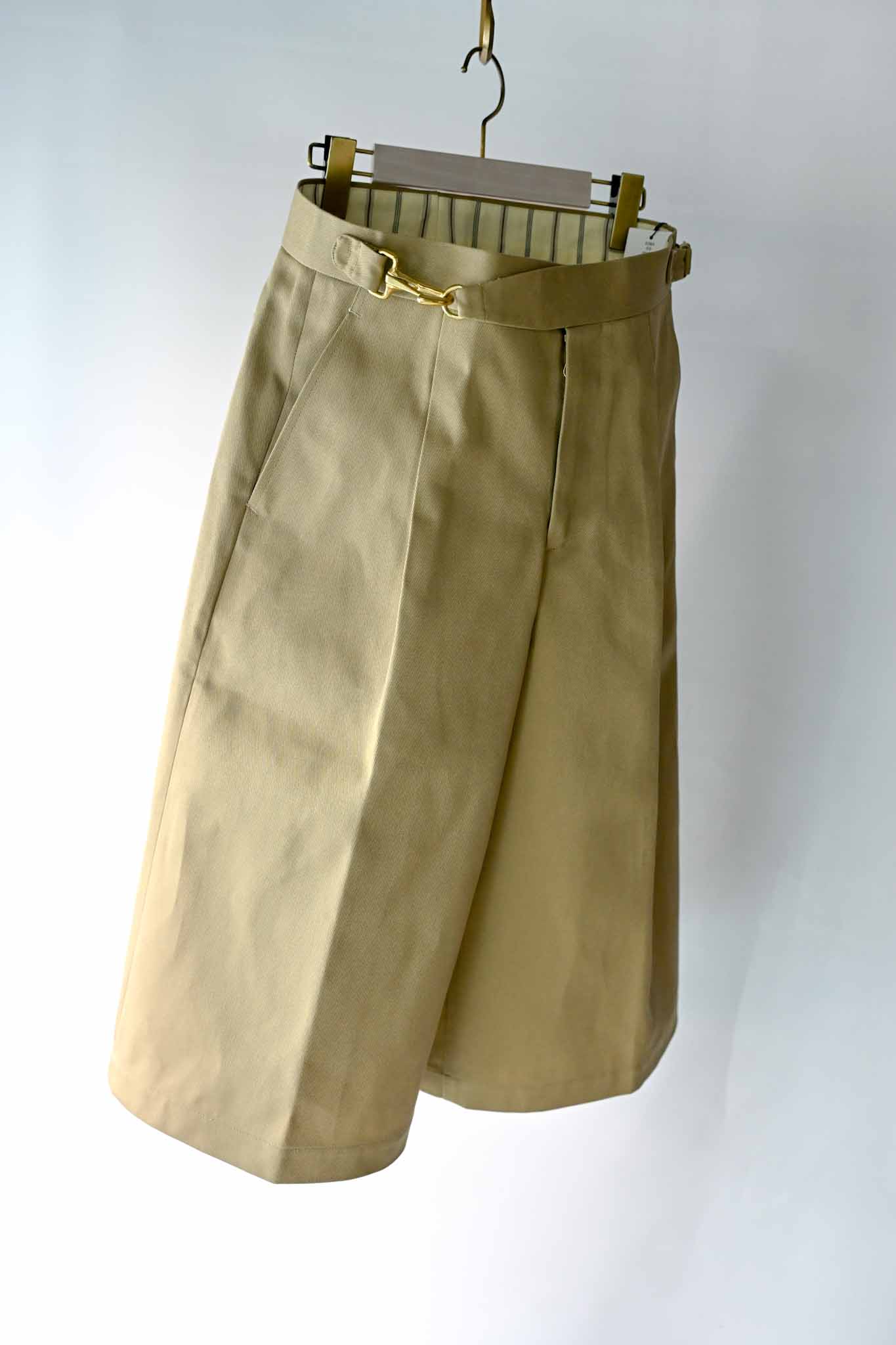 普通のチノパン