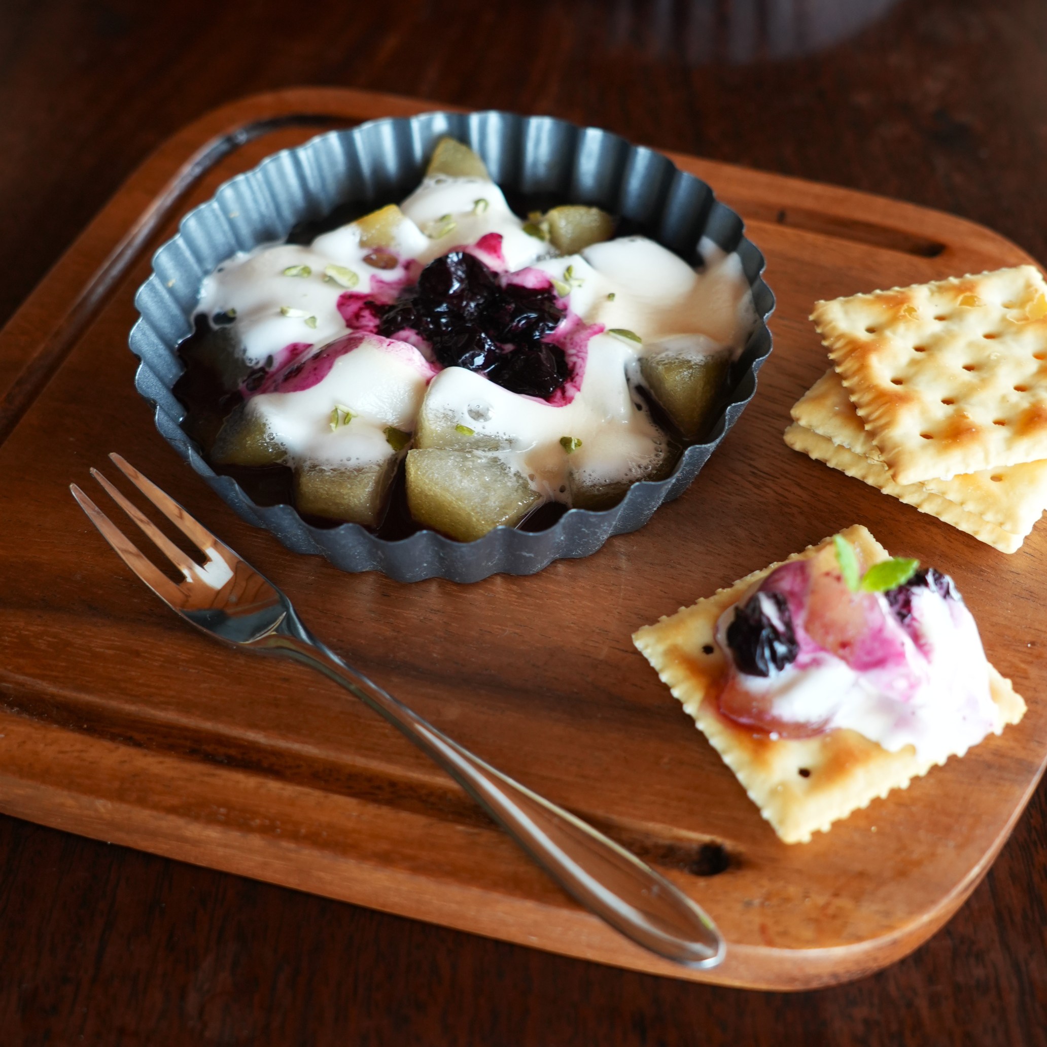 梨のコンポートのスモア　ブルーベリーソース掛け