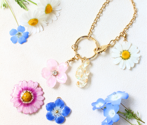 本物のお花で作る大人可愛いバッグチャーム。30代、40代女性にぴったりの上品アクセント。
