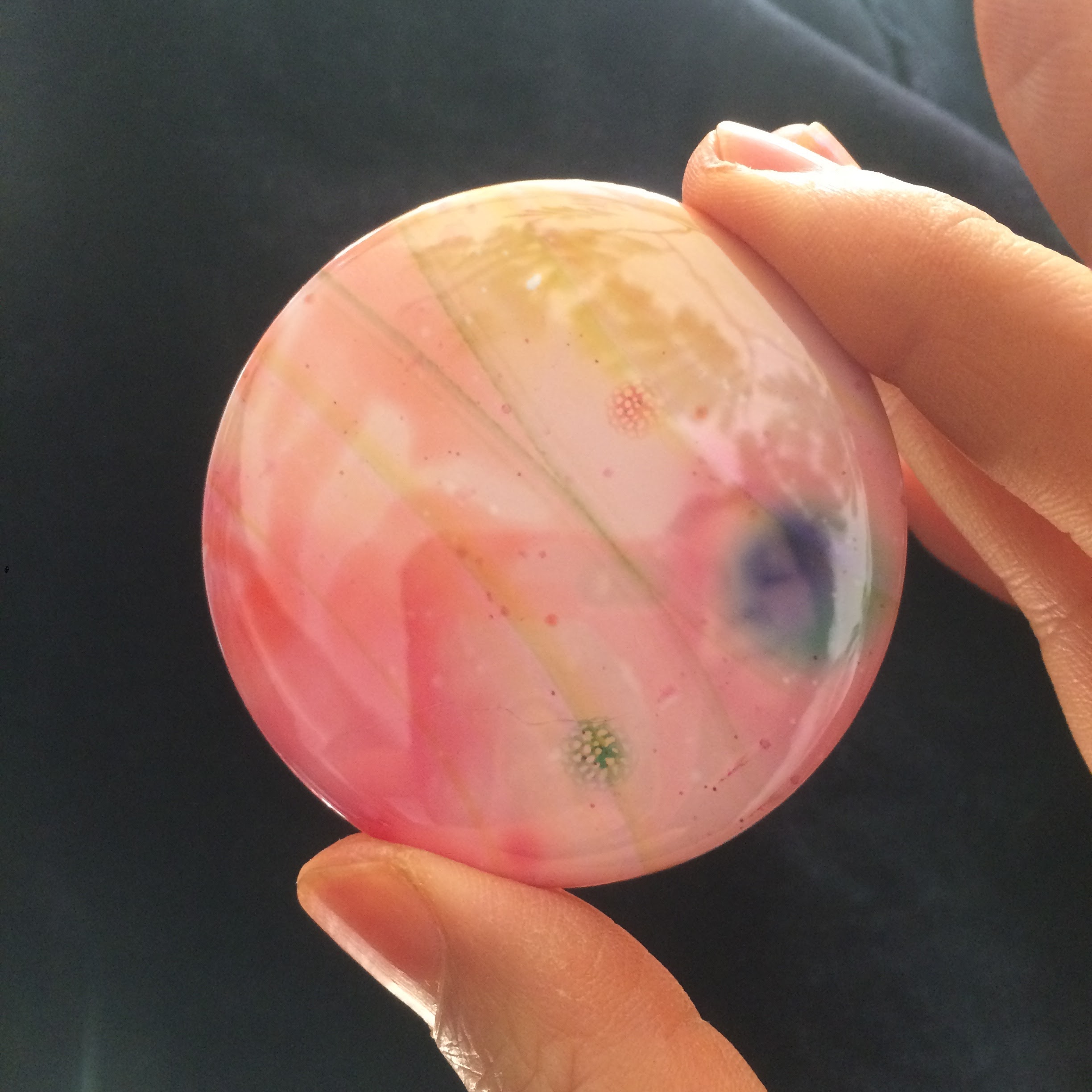 持っているだけで綺麗になれる鏡