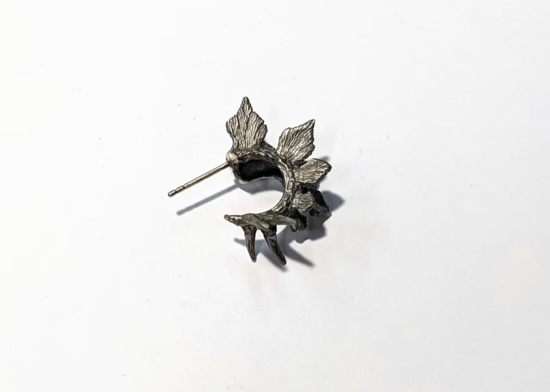 女性にもすすめのSLASHオリジナルピアス