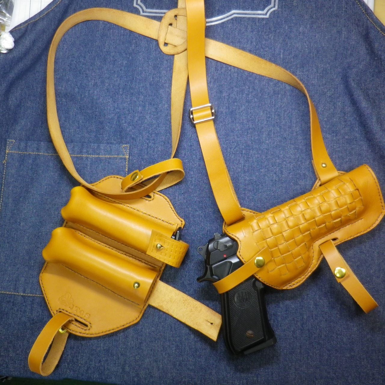 ダイハードに魅せられて製作をしたショルダーホルスターです。(2)