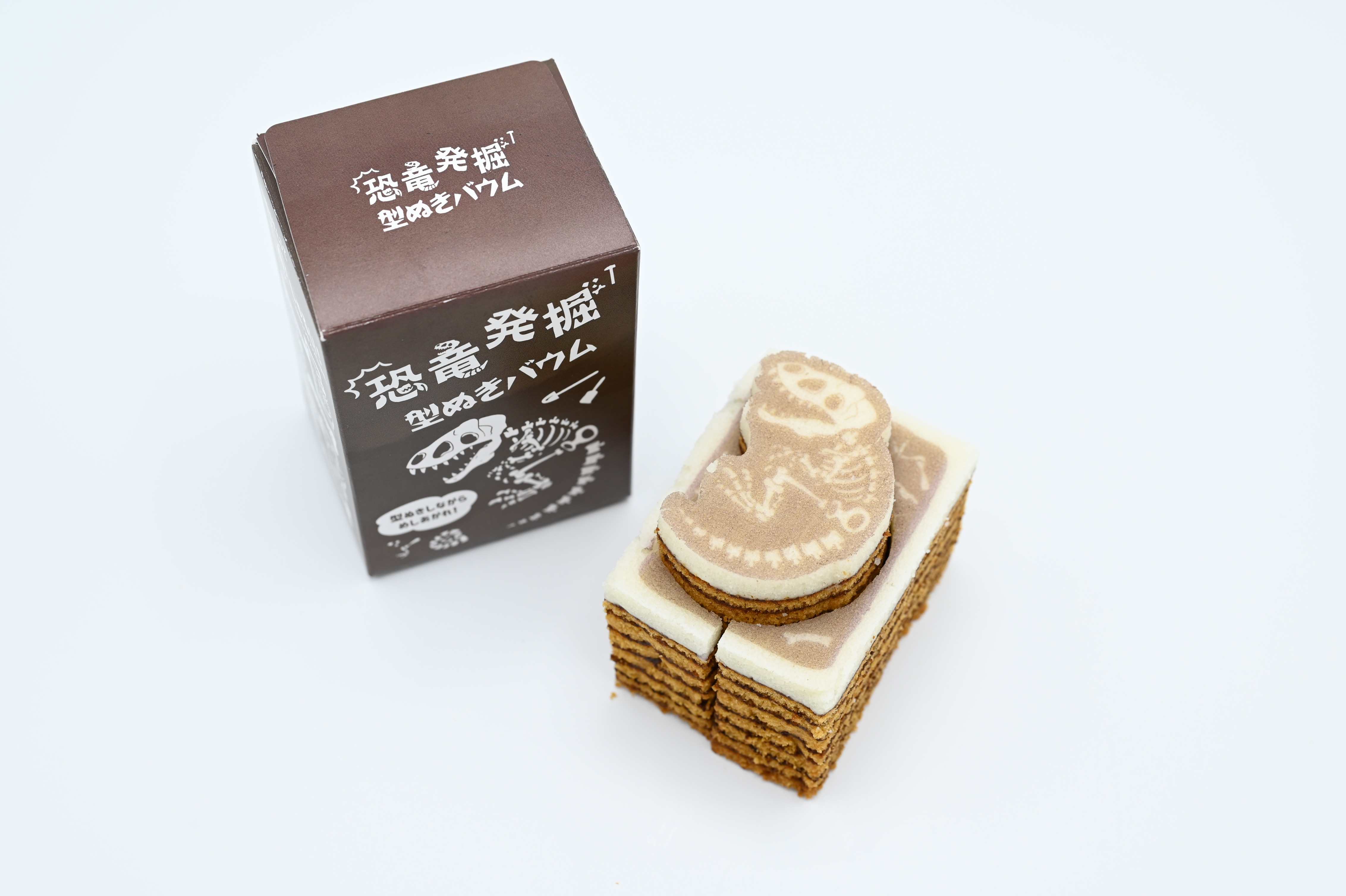 恐竜発掘気分が味わえるお菓子｜恐竜発掘型ぬきバウム 塩キャラメル味