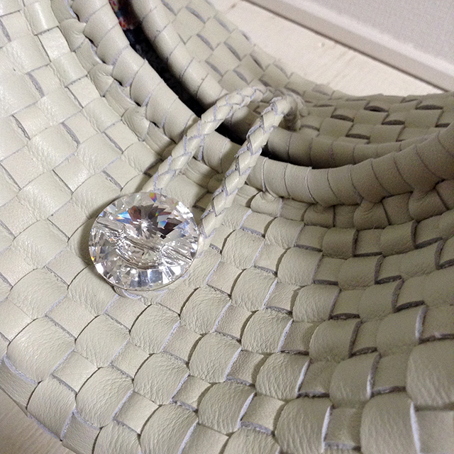 本革を丁寧に編み込んだハンドメイドバッグ「Papagena ivory」