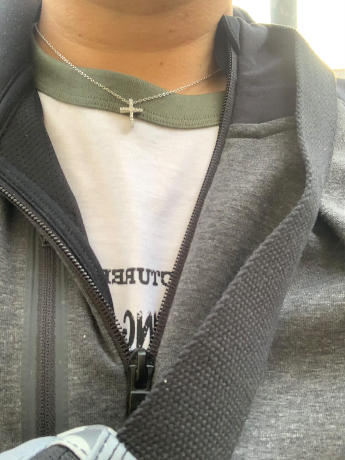 キラキラ小ネックレスの着用写真✨ありがとうございました🙇‍♂️
