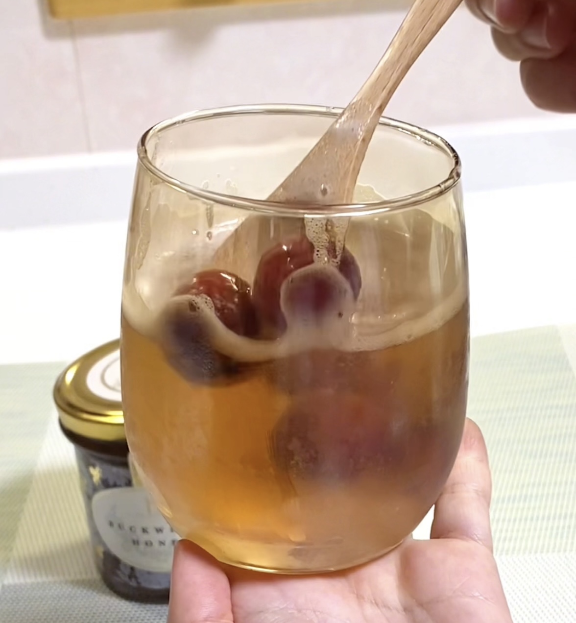 暑い日にはちみつを溶かしたドリンク🍹