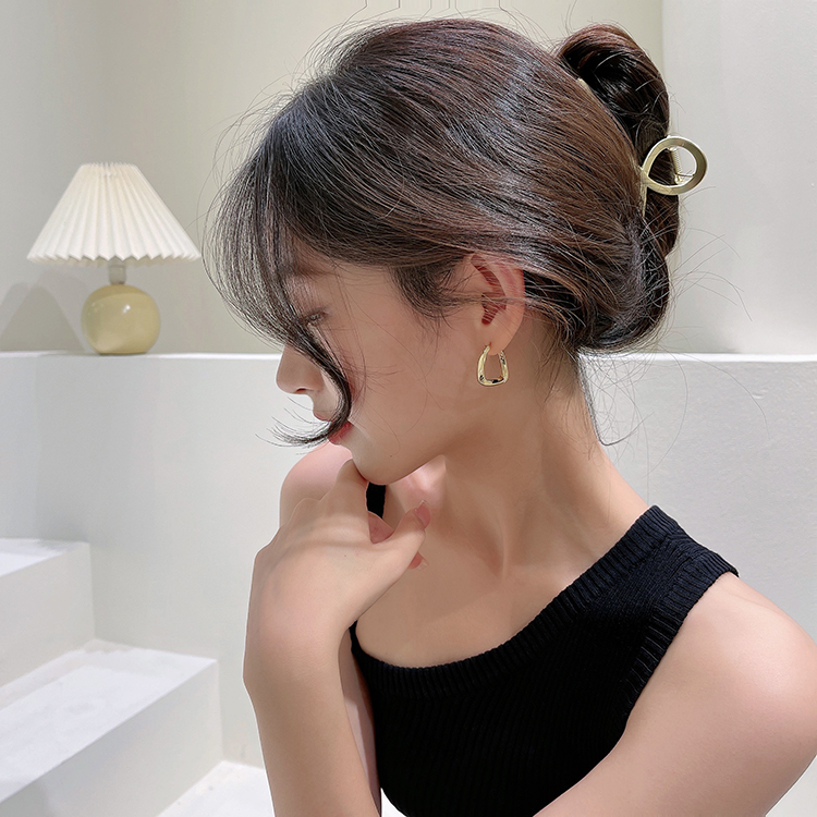 大人気のニュアンスフレームピアスがお手頃価格で新登場です♪