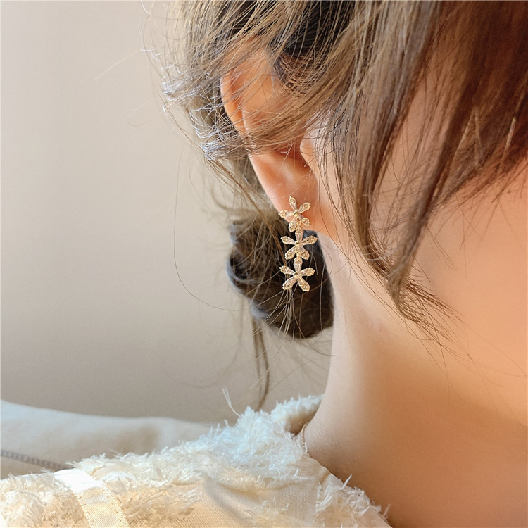 春の装いにぴったりマッチするお花のロングピアス♪