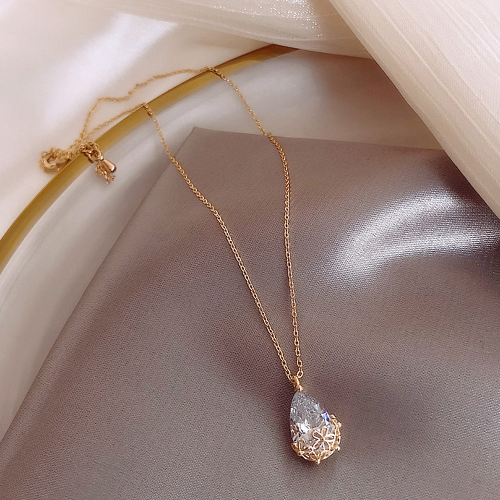 お花をまとわせたしずく型のビジューネックレスで春らしい装いに♪