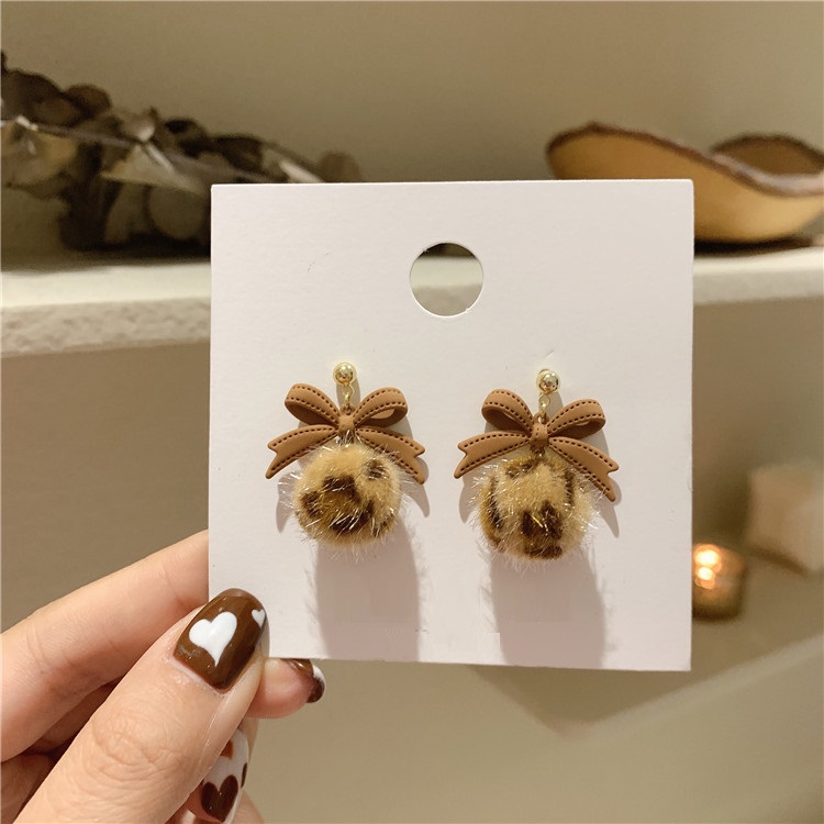 かわいいヒョウ柄ファーボールのブラウンリボンピアス♪