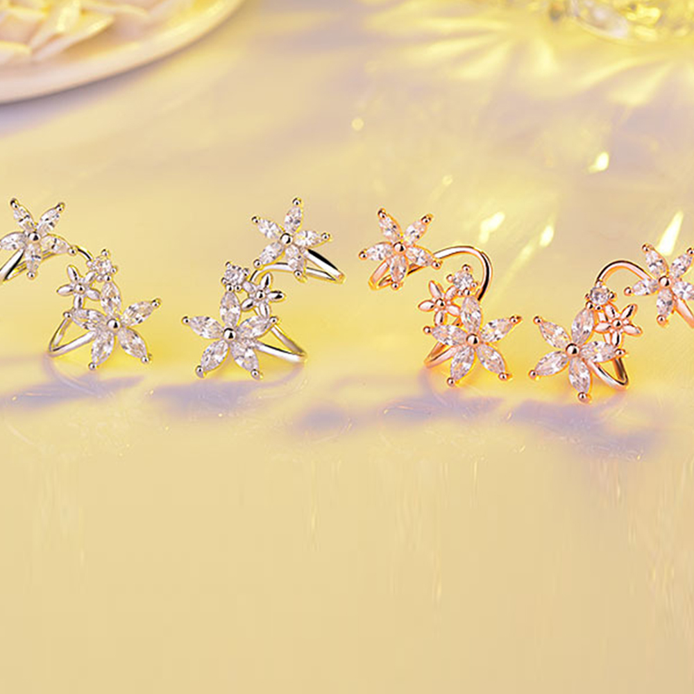 お花モチーフのスパイラルビジューピアス♪