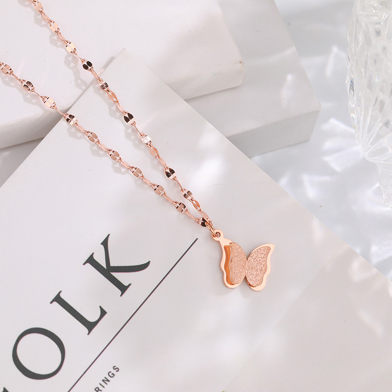 春らしさ満開♪胸元で羽ばたくバタフライネックレス♪