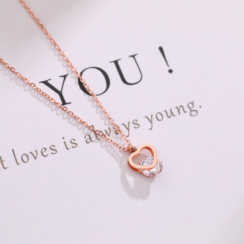 かわいいハートできらきらビジューをサンド♪大人可愛いハートのゴールドネックレス♪