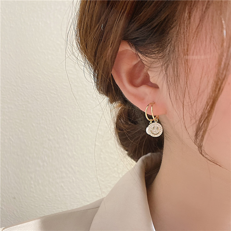 パールとかわいいスマイルが印象的な大人キュートピアス♪