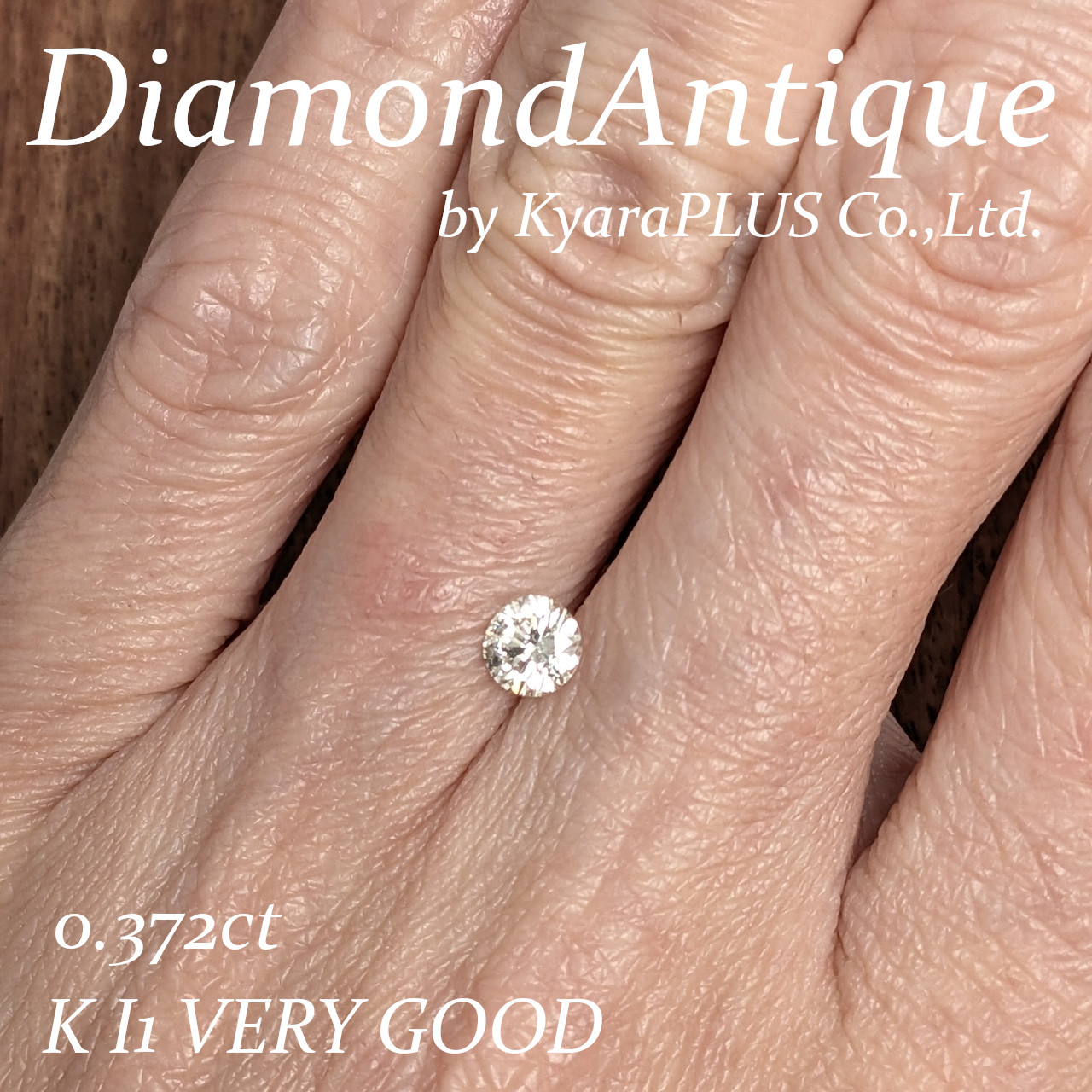 透明な結晶インクルージョンが、まるで宇宙に瞬く小さな惑星のように内包された1ピース