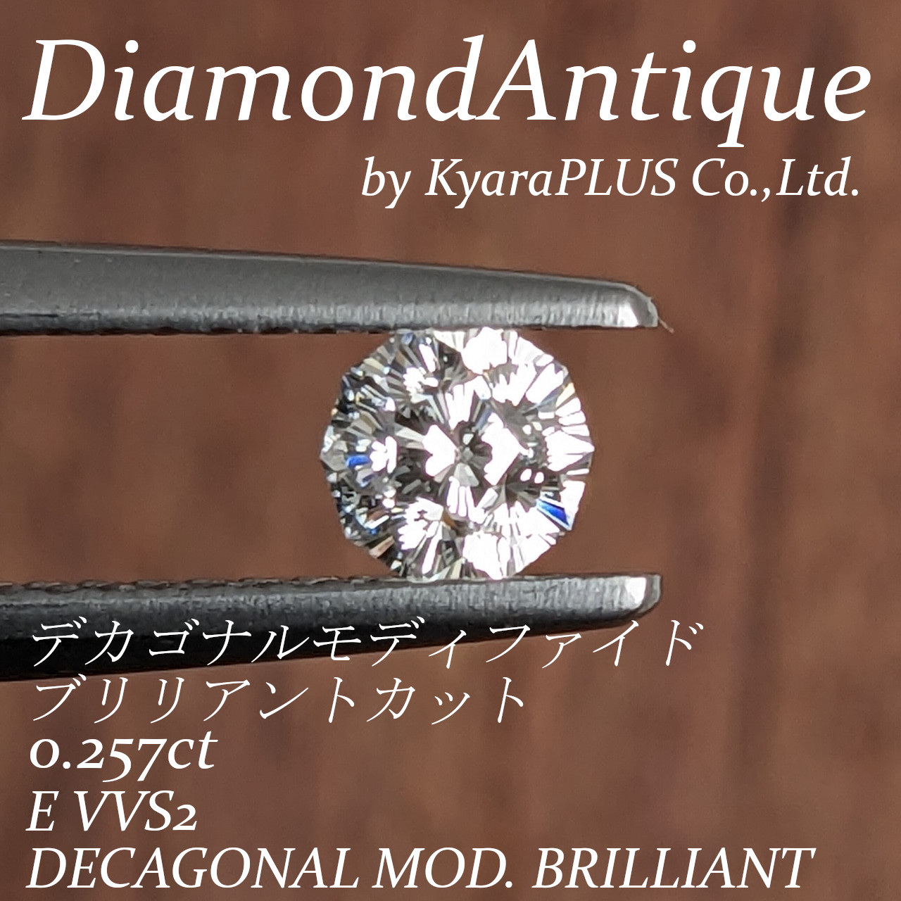 珍しい10角形のアウトラインを持つ中央に、5弁の桜の花が浮かび上がる