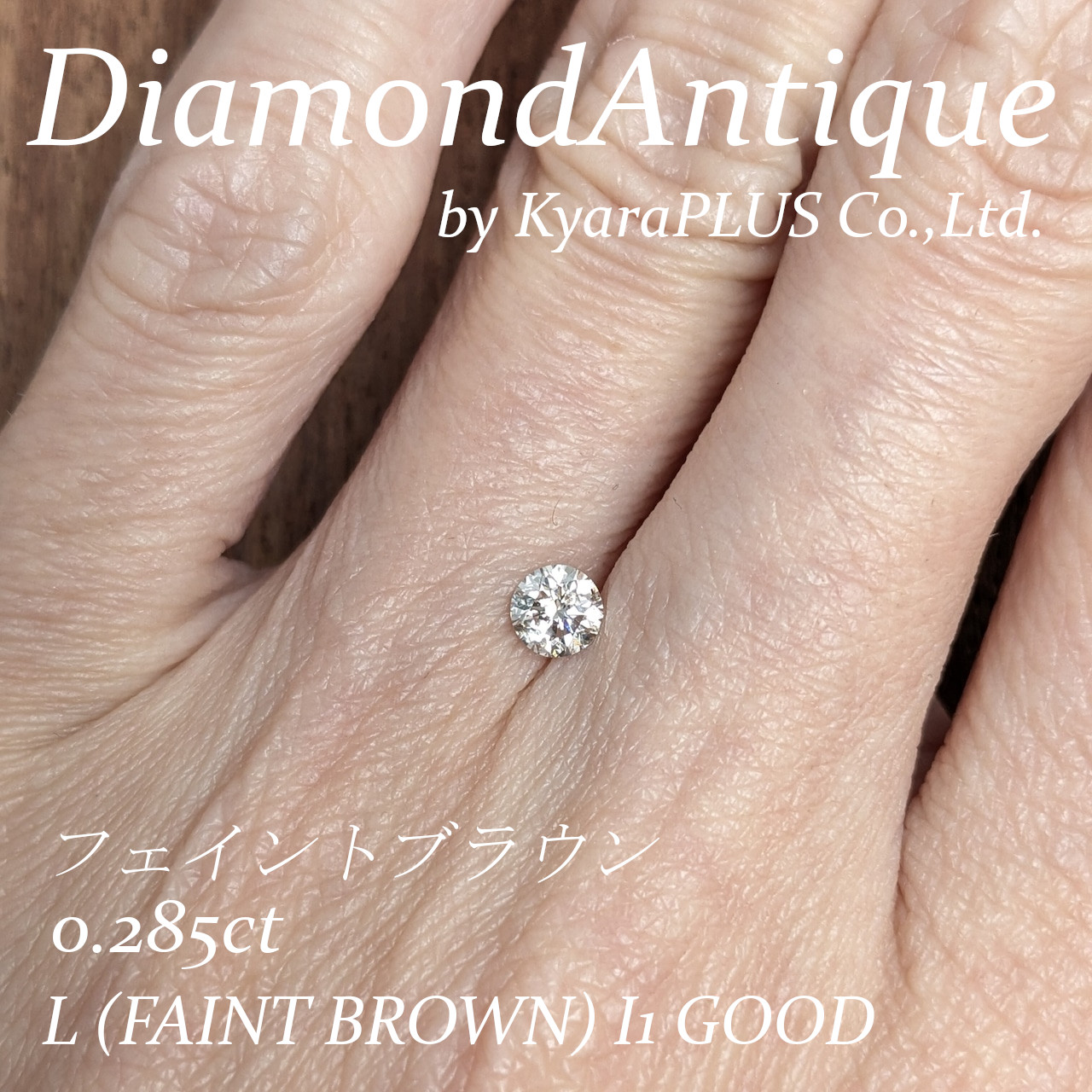 黄色味ではなく、やさしくブラウン味を帯びた色合いが、大人っぽく落ち着いた印象を与える1ピース