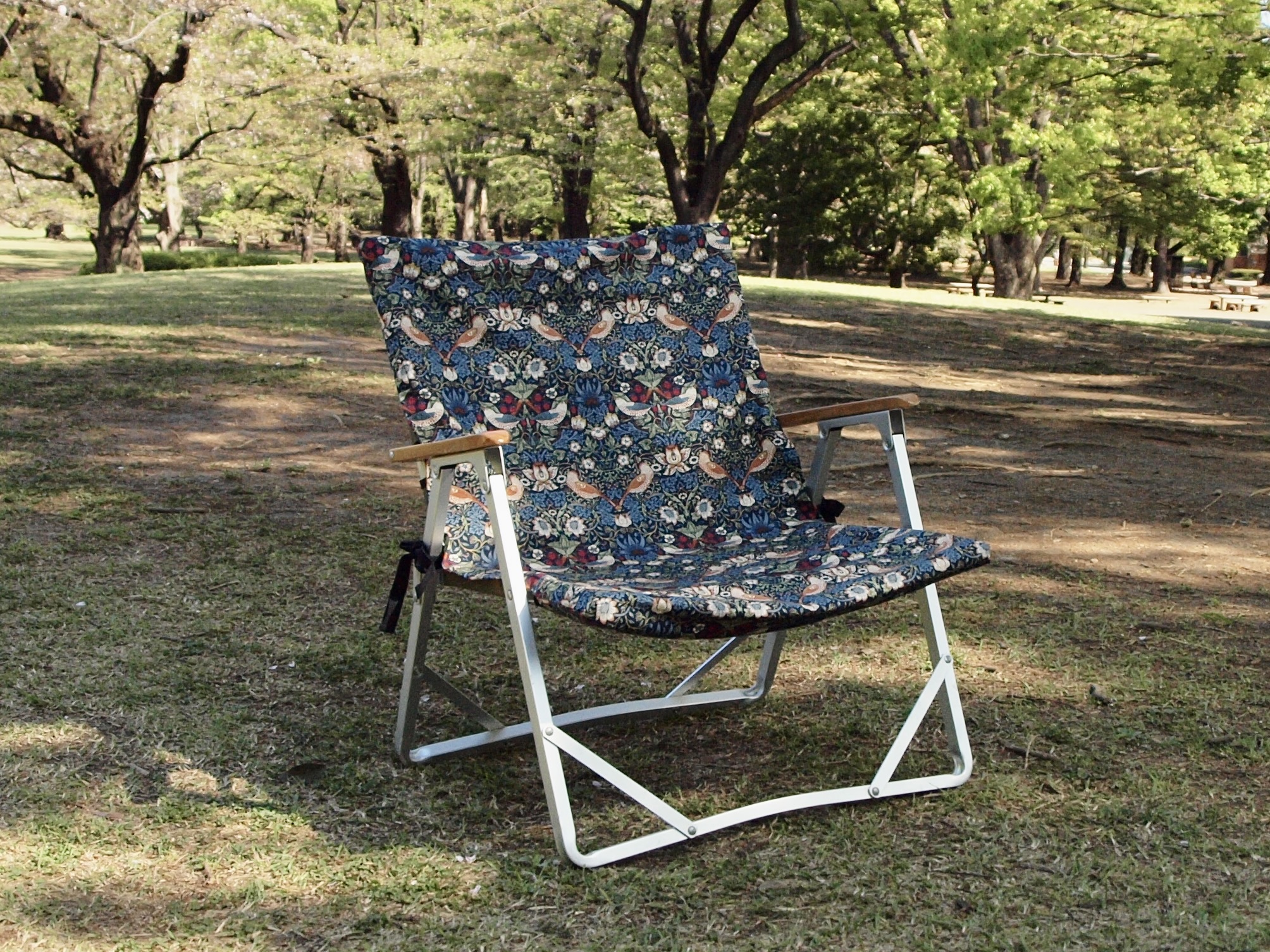 森に似合う、いちご泥棒のチェアカバー