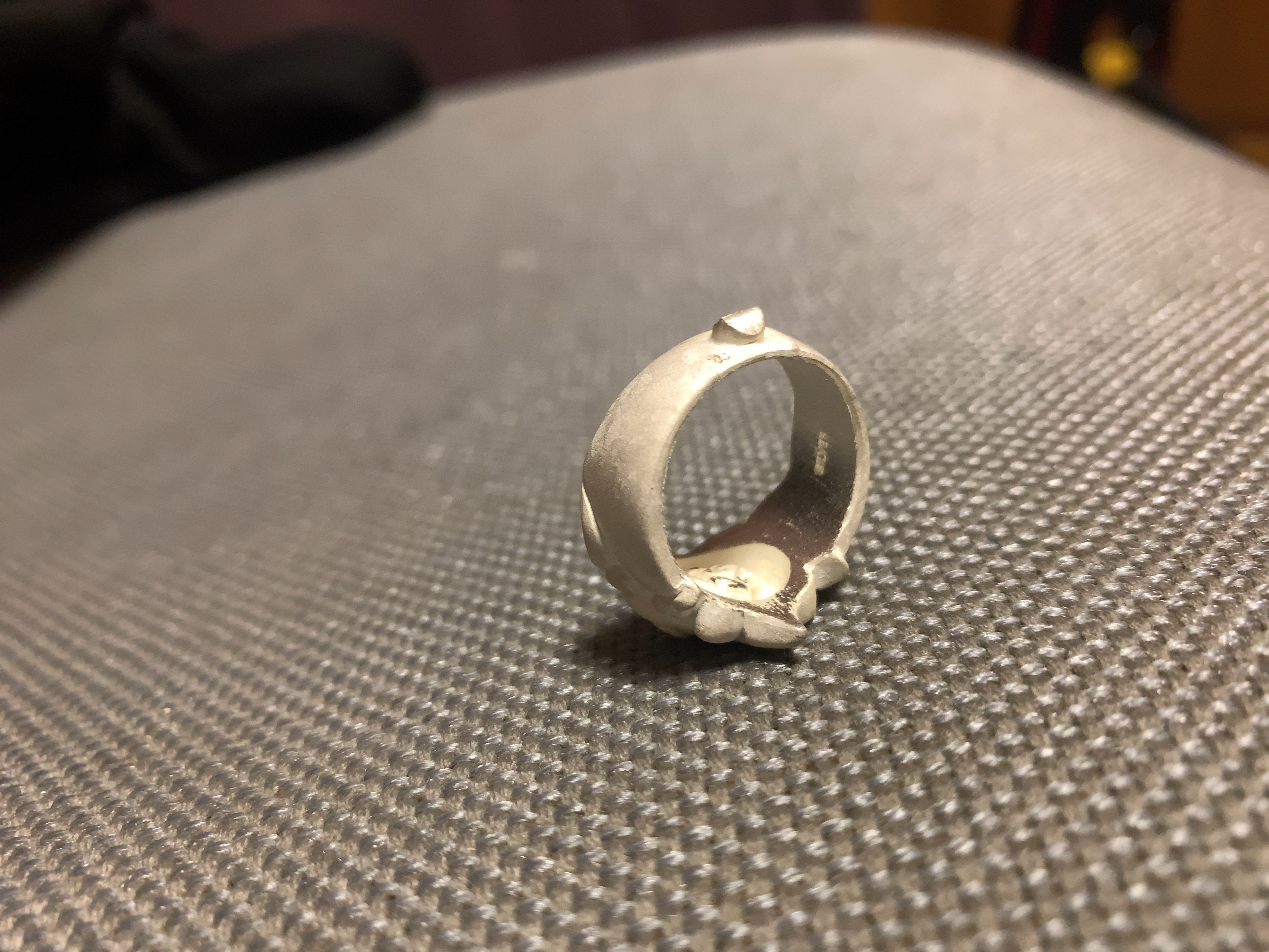ハートぬ羽が生えたリングを製作中です