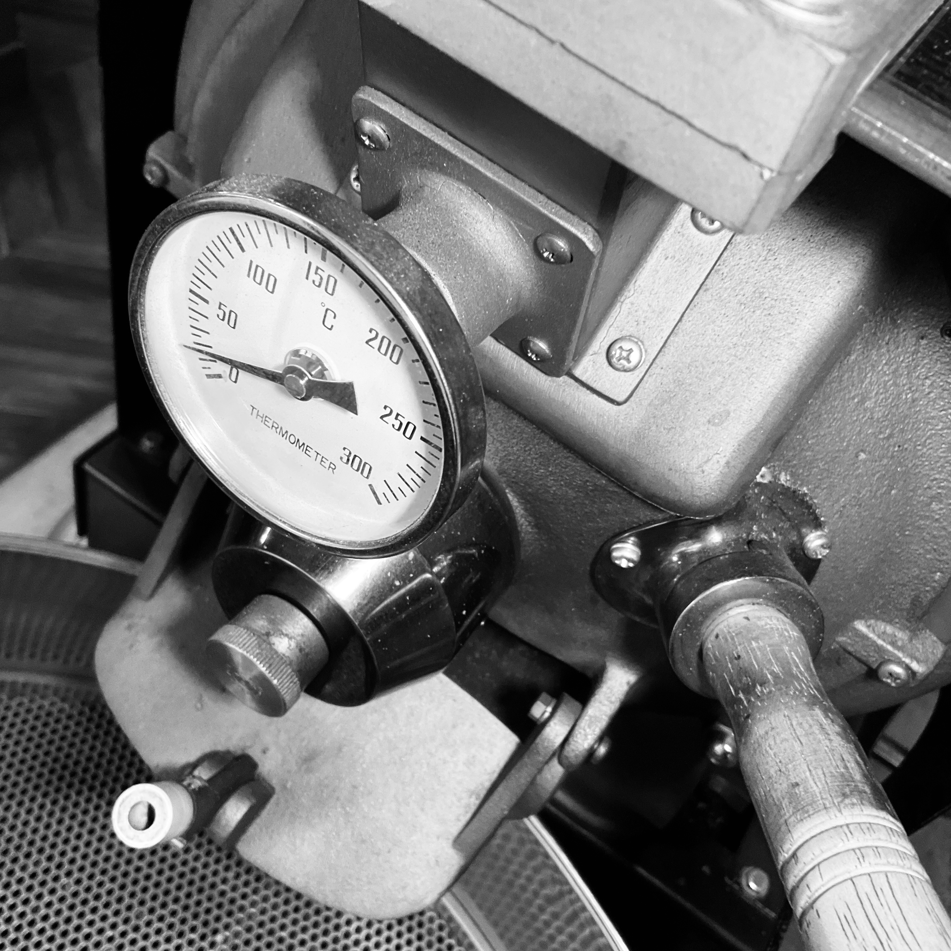 焙煎機は泣いている。