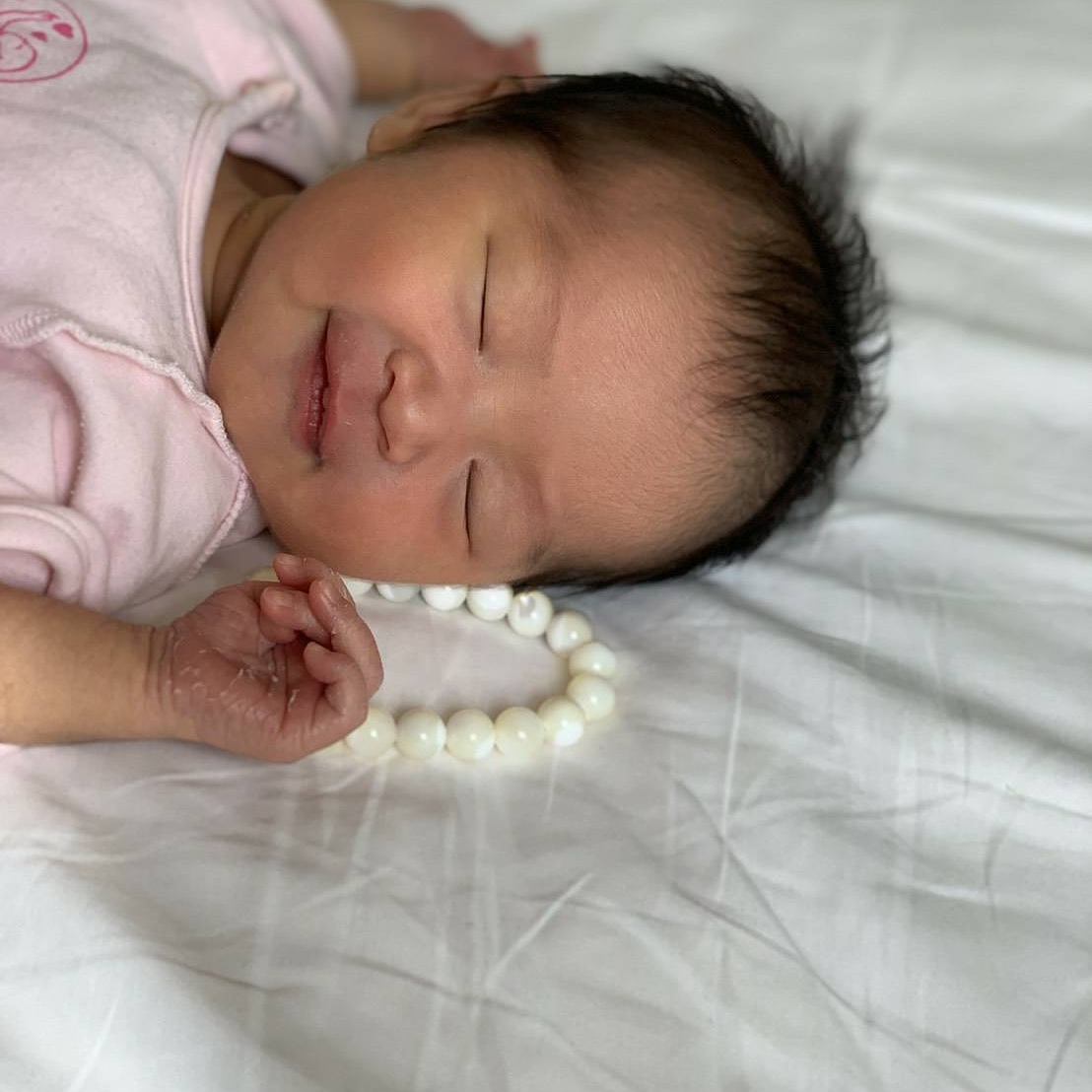 マザーオブパールに守られて誕生したbaby