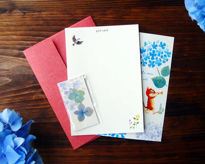 紫陽花の押し花を貼って贈る、ちょと気の利いたポストカードはいかが？