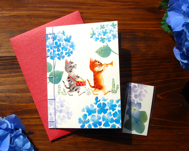 6月の花嫁に、紫陽花の押し花を貼って贈る“草木染め和綴じカード”はいかが？