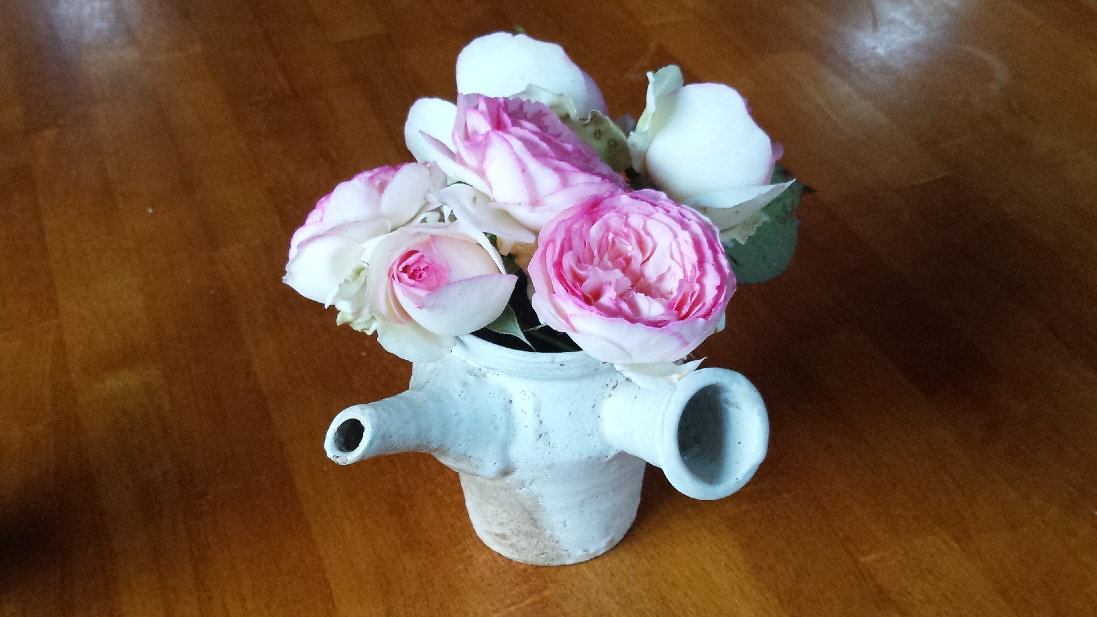壊れた急須に家で咲いたバラを入れてみた。