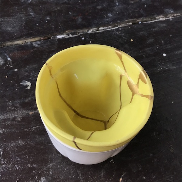 ２層構造のカップの割れ修繕
