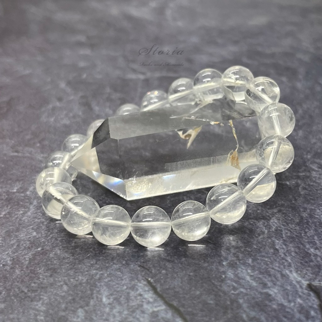 SNS疲れに効く、水晶を使った瞑想のすすめ スマホを置いて、水晶と一緒に「本当の自分」に還る時間を。