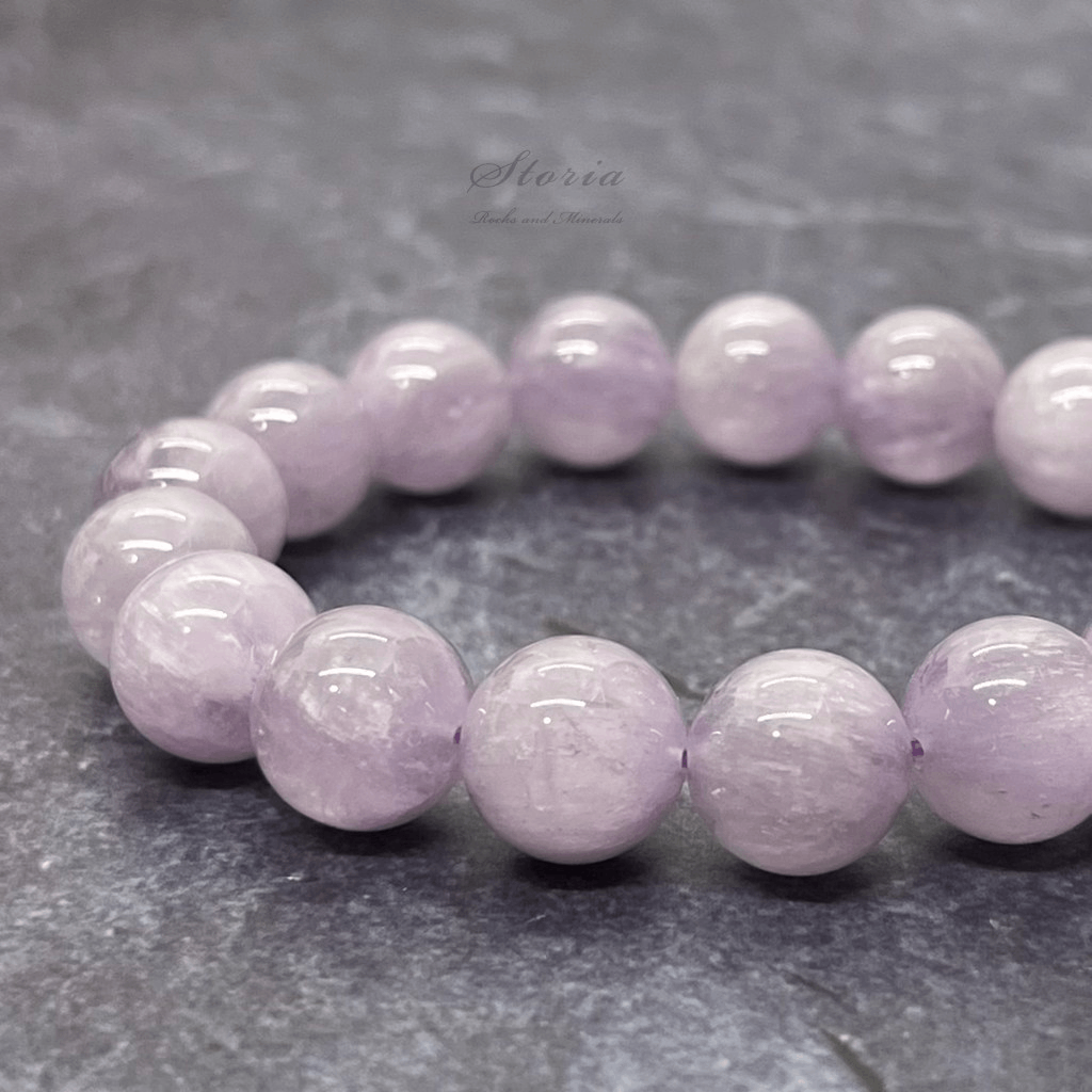 なぜアメジストの色はこんなに違うの？濃紫からラベンダーまで