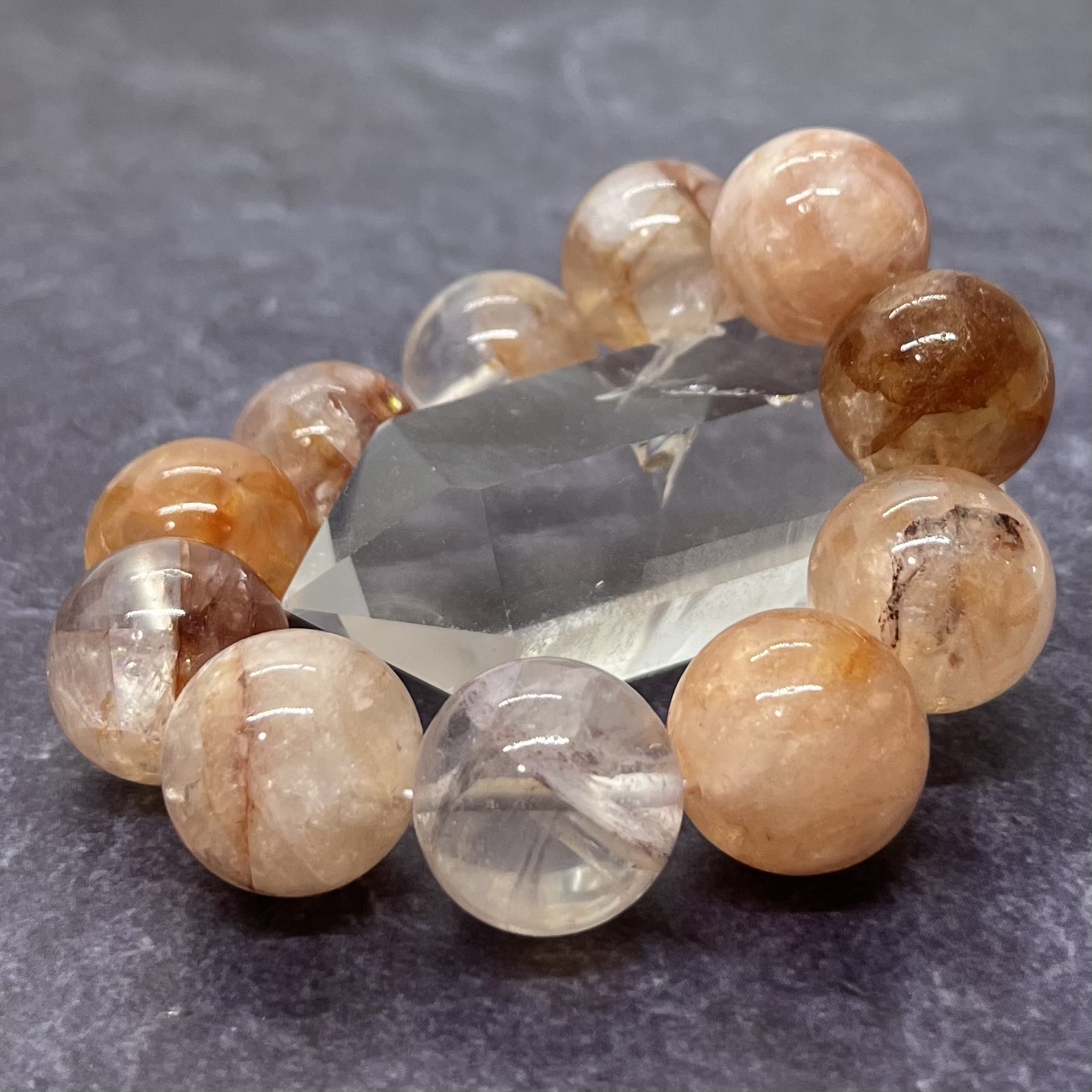 原石から加工しているブレスレットとは？当店のこだわりの製作プロセス