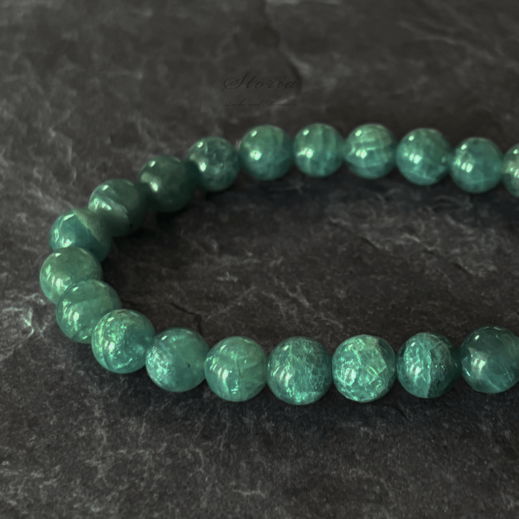 手首に宿る森の息吹 ― グリーンアパタイトのブレスレットがもたらす、静かな変容の物語