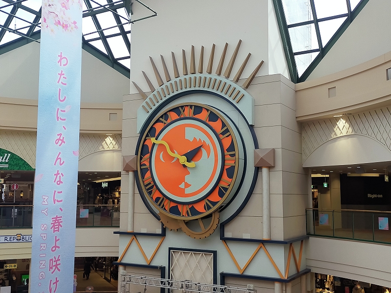 イオンモール秋田にある大きな時計